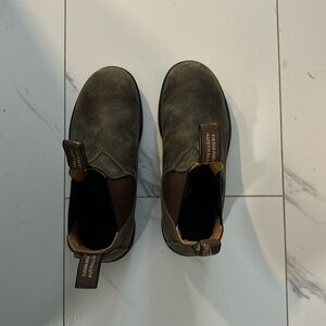 Rustic brown blundstones. Size 5 (8 US)